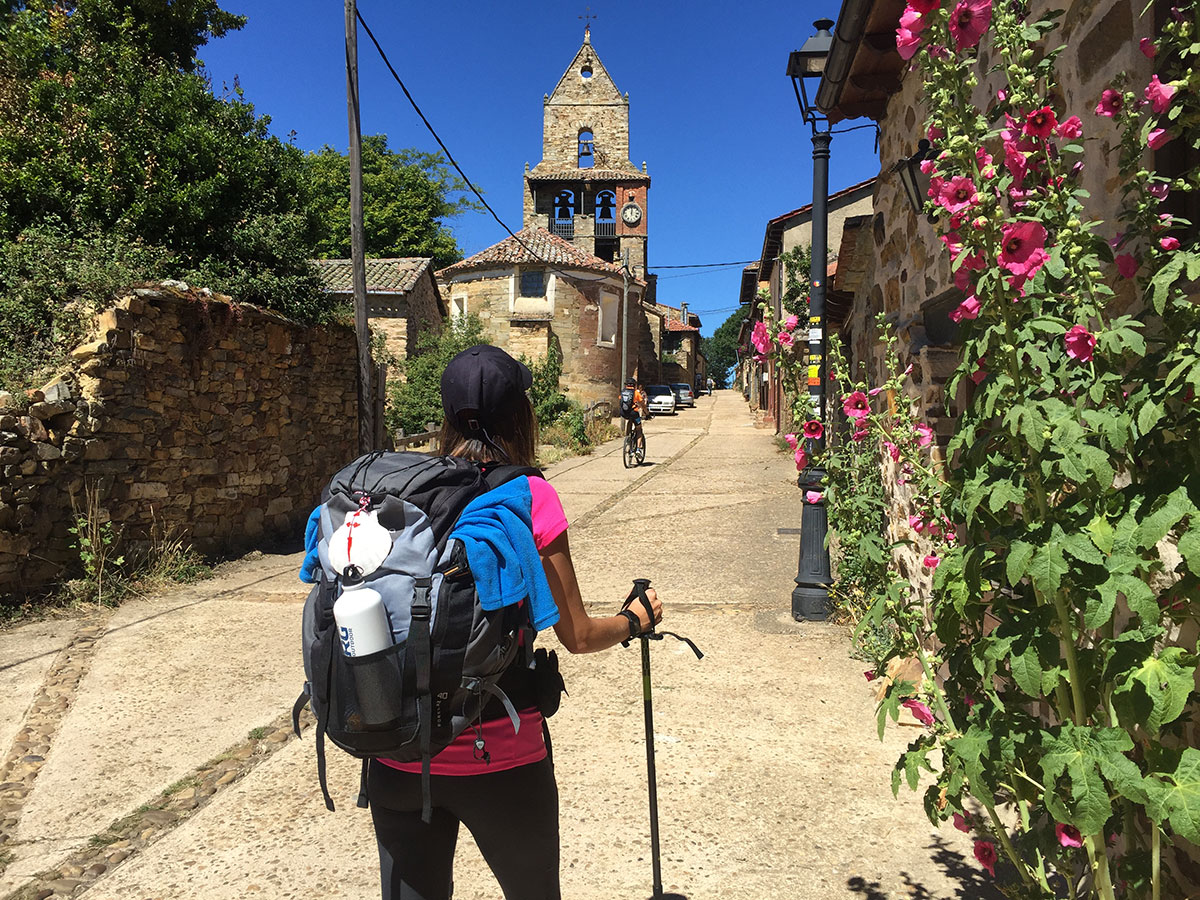 Peregrina en mitad de una etapa del Camino Francés, de 30 kilómetros :: Albergues del Camino de Santiago