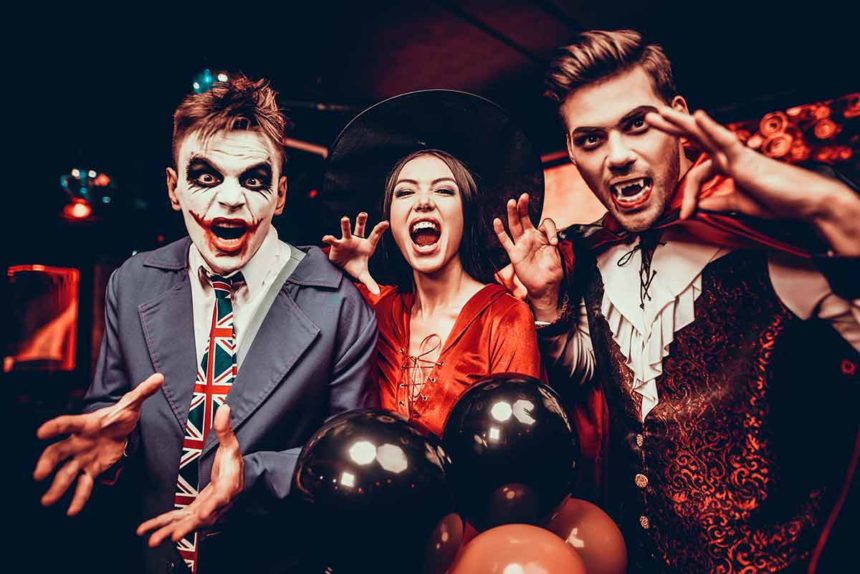 Varias personas disfrazadas de bestias y vampiros en una fiesta de Halloween