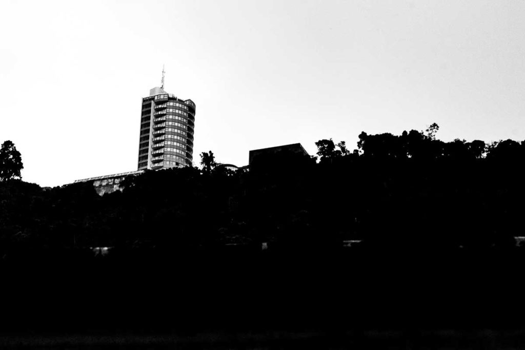 Imagen-en-blanco-y-negro-del-Hotel-Humboldt-en-Caracas-en-Venezuela