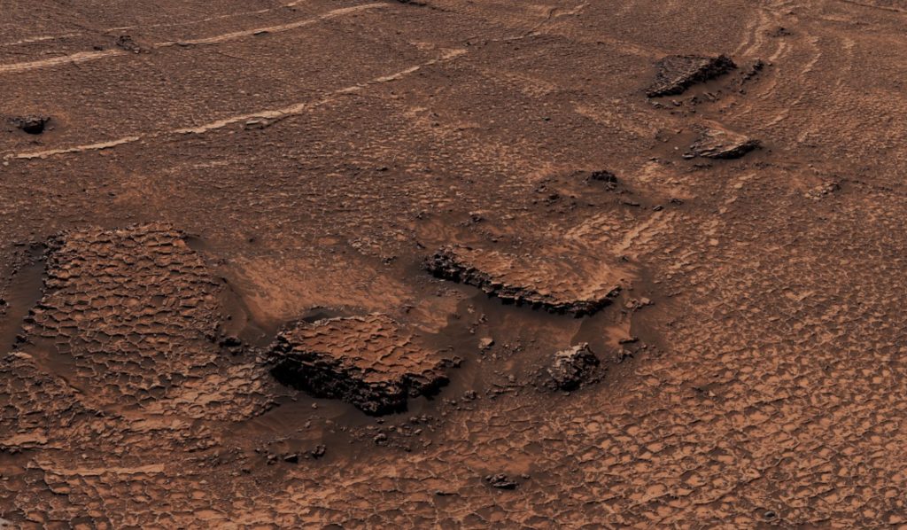 El rover ya había encontrado polígonos en varias ocasiones, pero nunca tantos en un mismo lugar. En el centro de la imagen, la superficie está cubierta de formas que varían en tamaño, aproximadamente de 5 a 10 centímetros de diámetro. Estas formaciones también rodean y envuelven una meseta cubierta de arena, apodada "Miraflores", que se observa en el extremo derecho de la imagen. NASA