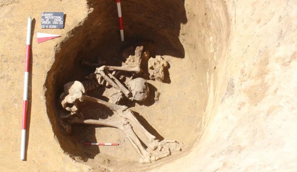 El esqueleto de un soldado romano fue hallado en una fosa en un antiguo campamento militar en Eslovaquia. (Crédito de la imagen: ArÚ SAS – M. Ruttkay, M. Vojteček, M. Cheben, MH Invest) Arqueólogos
