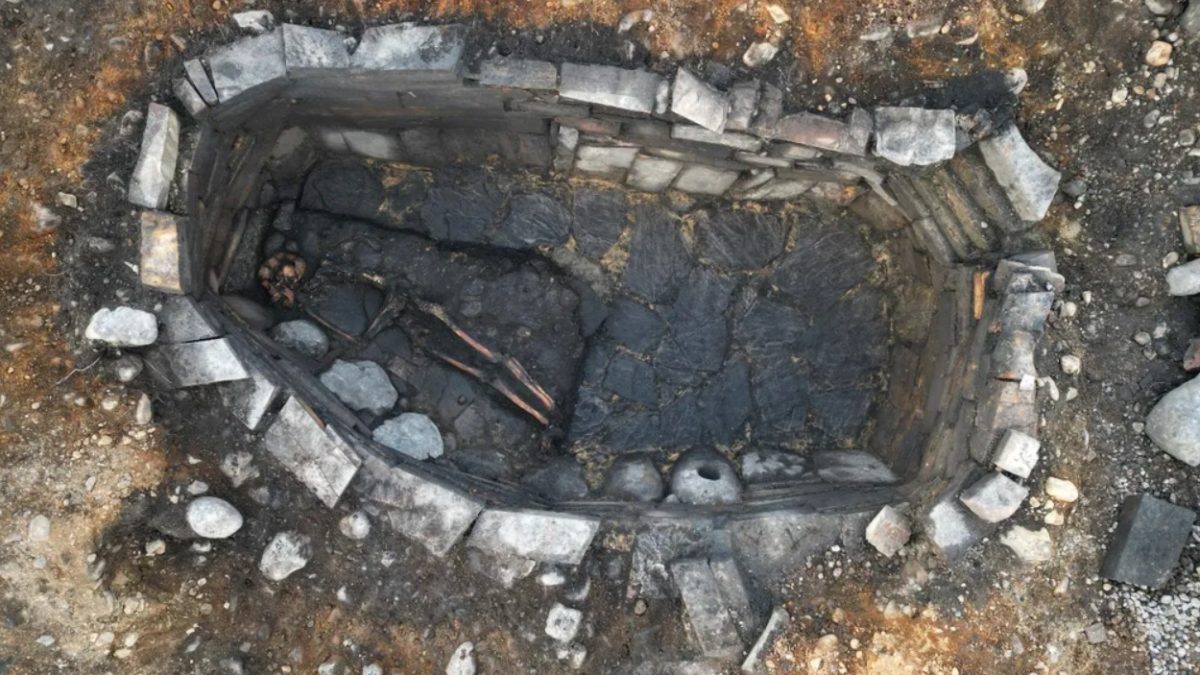 Arqueólogos descubren en Escocia una misteriosa tumba ritual de hace 2.000 años en el fondo de un pozo