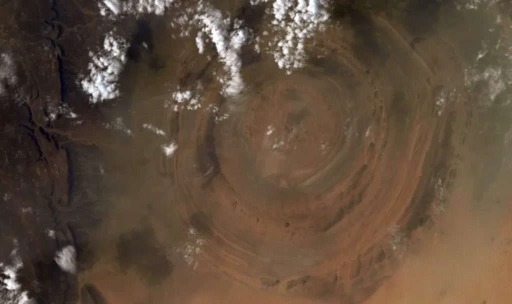 La Estructura de Richat (también conocida como el "Ojo de África") en Mauritania, África, fotografiada por la astronauta de la NASA Jessica Meir desde la Estación Espacial Internacional.(Crédito de la imagen: Jessica Meir/NASA)