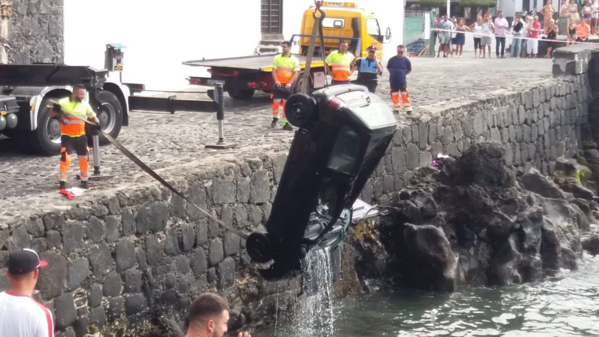 Un coche cae al agua en la zona del muelle en el Puerto de la Cruz. Los Dragos