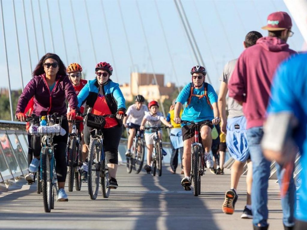Varias personas pasean y montan en bicicleta a primera hora en Zaragoza. EE