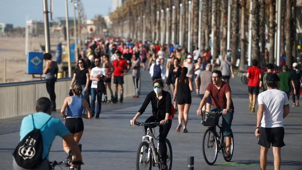 Una multitud de ciudadanos se ejercita o pasea por el Paseo Marítimo de Barcelona. El Español