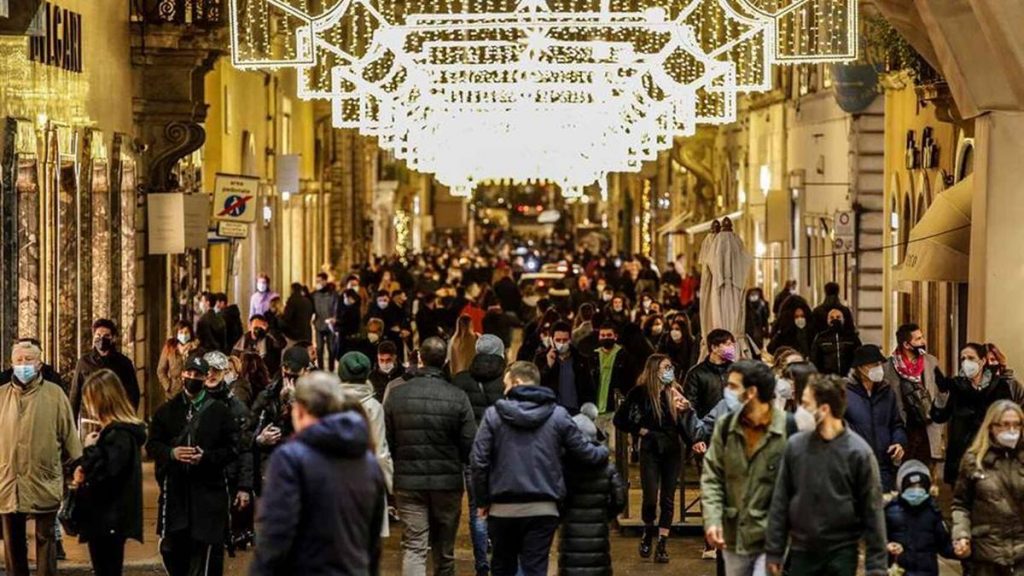 Gente de compras navideñas en Roma. EFE