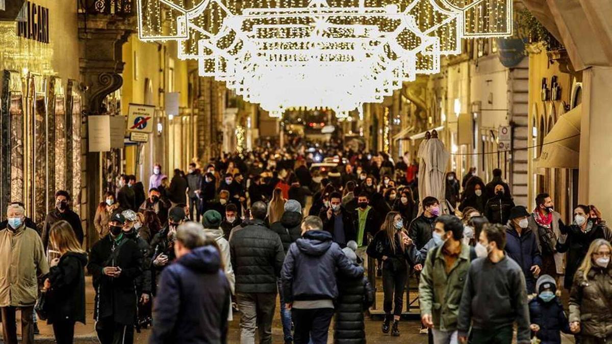 Gente de compras navideñas en Roma. EFE