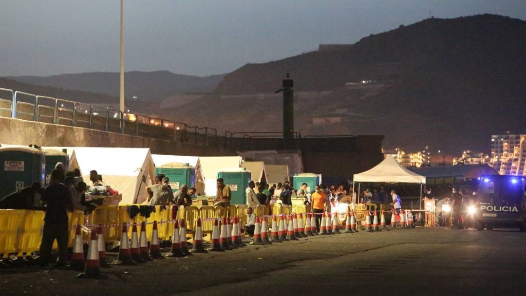 Las carpas se amontonan en el puerto de Arguineguín ante la llegada continua de inmigrantes. Efe