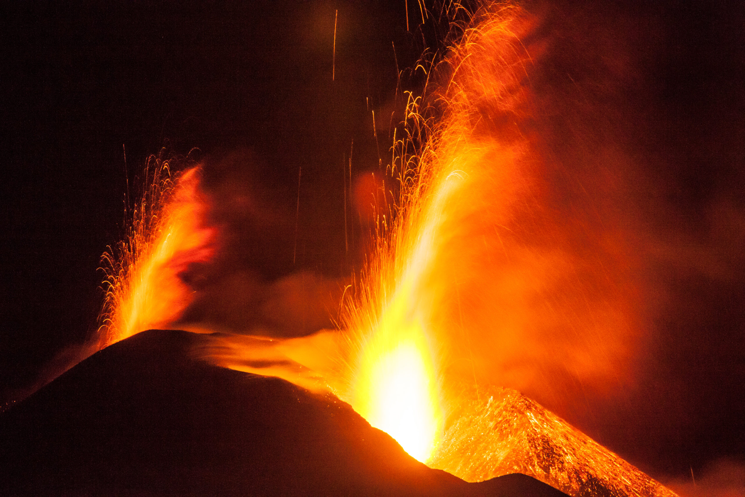 Colada de lava y piroclastos que salen del volcán de Cumbre Vieja