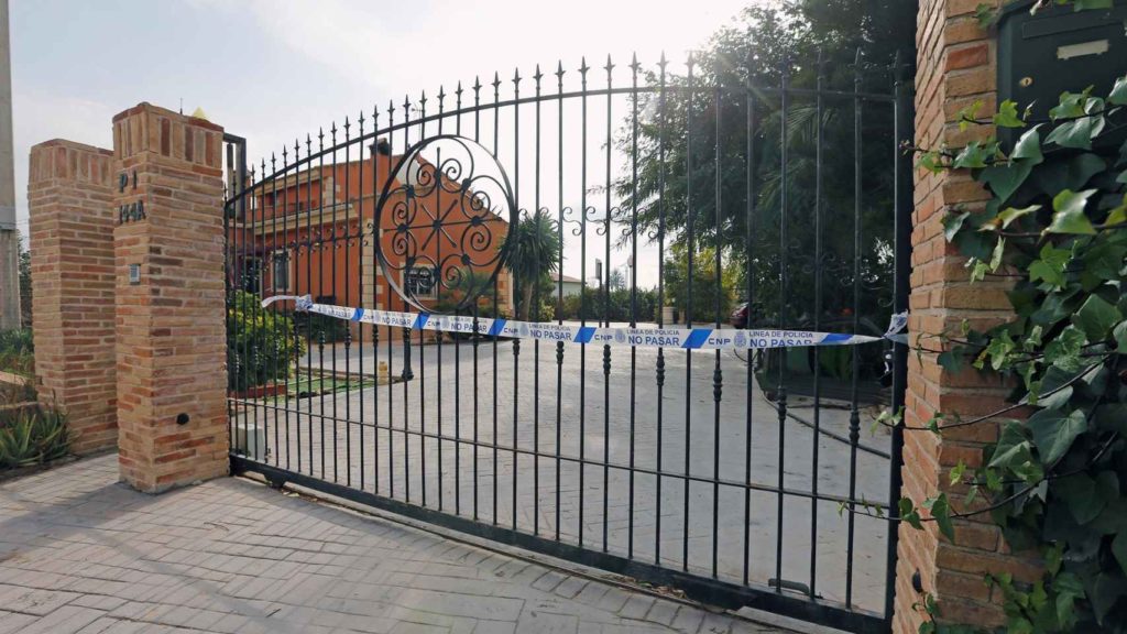 Entrada de la propiedad en la que se cometió el triple crimen, en la partida de la Algoda, en Elche. EFE