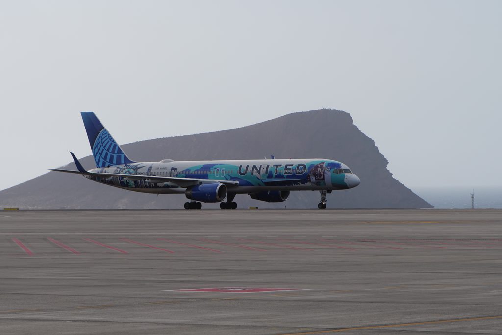 El vuelo inaugural Nueva York-Tenerife aterriza en la Isla