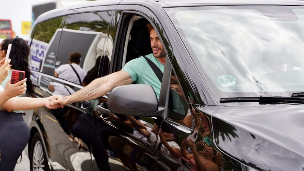 William Levy levanta pasiones en un conocido gimnasio de Arona. Horacio González