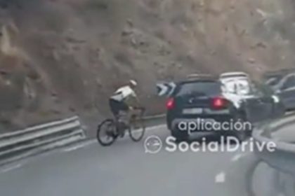 Un ciclista intenta adelantar a un coche y acaba impactando con otro que venía de frente