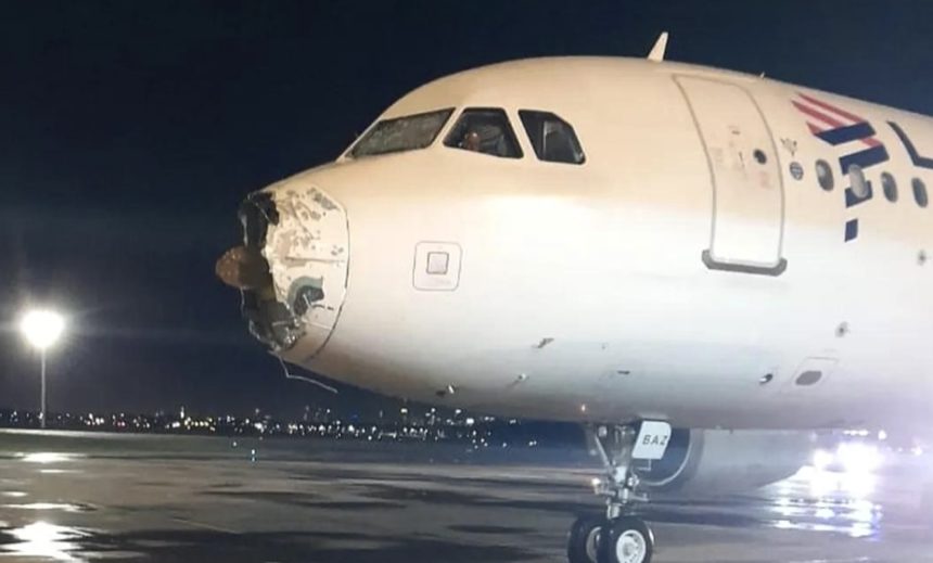 Logra aterrizar de emergencia tras un vuelo movidito: el morro del avión, destrozado