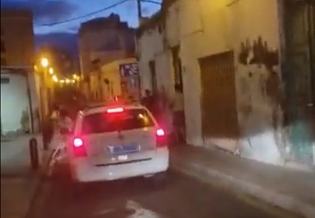 A la trompada limpia en Lanzarote: tiran sillas y se reparten palos