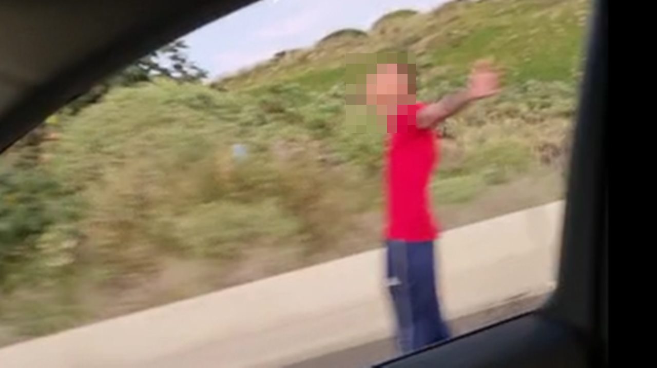 Temeridad en Canarias: baja en monopatín por una carretera jugándose la vida