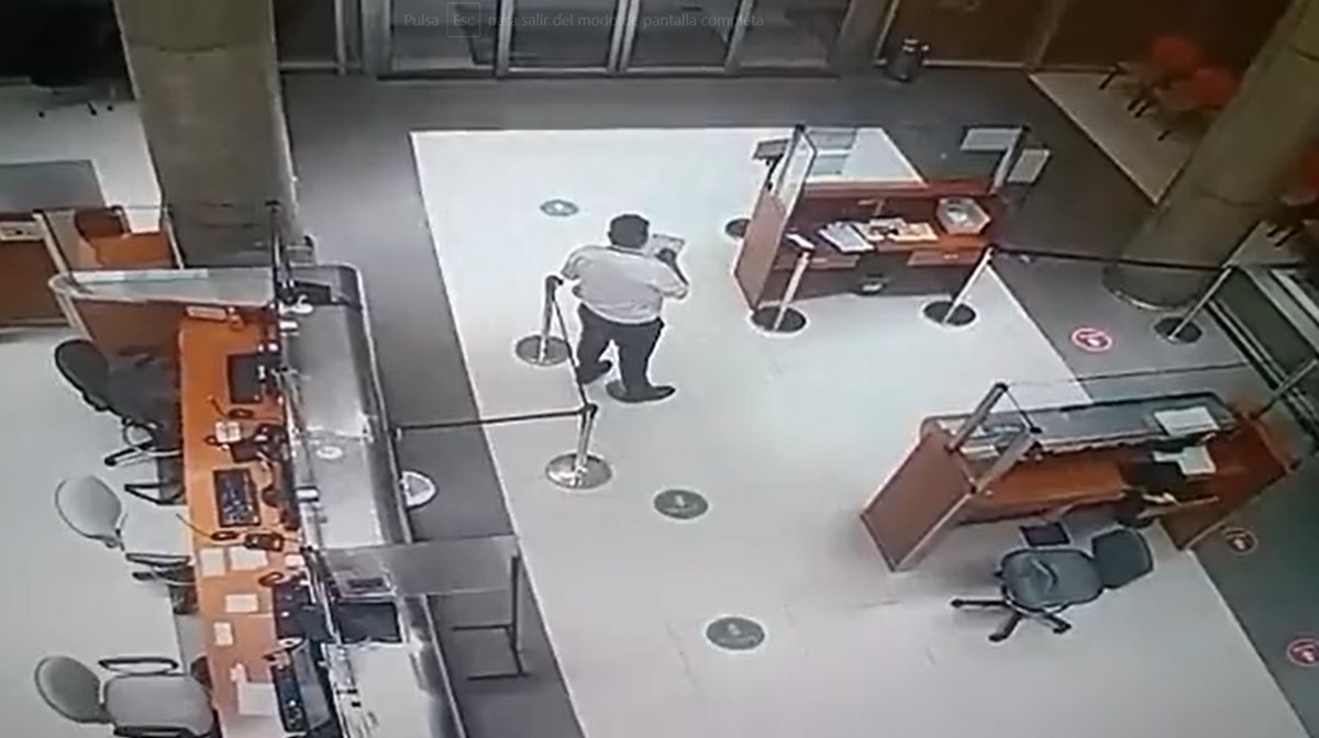 Graban al empleado de un sanatorio hablando con un fantasma