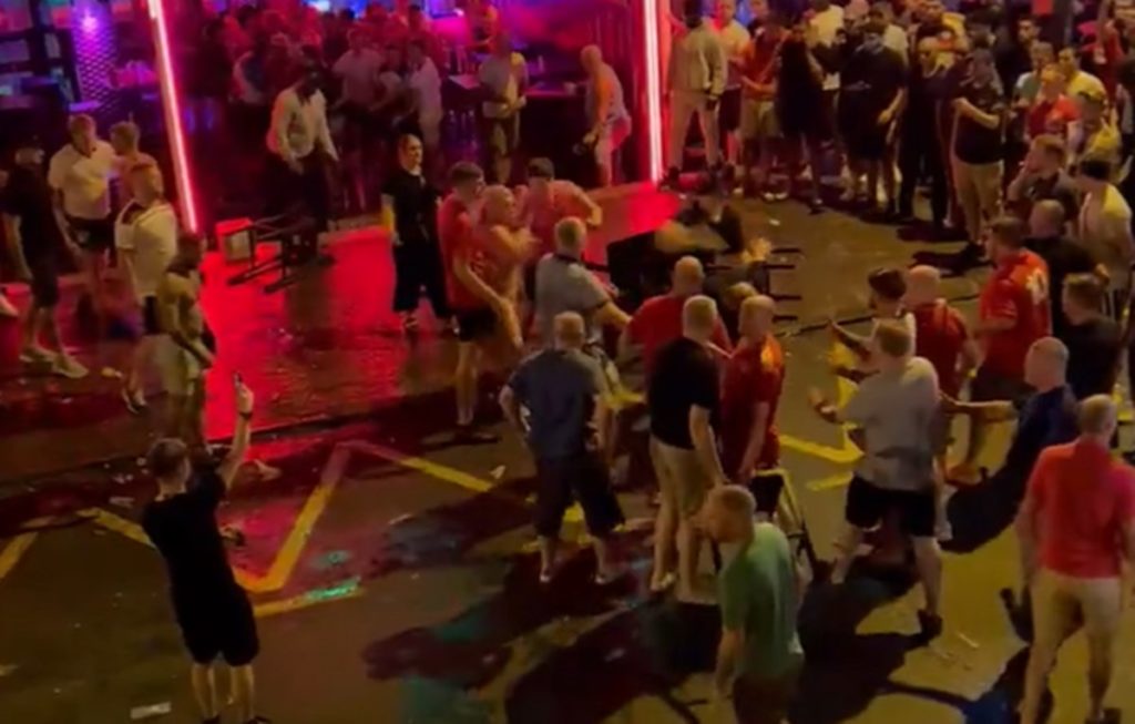 Decenas de turistas la lían a piñazo limpio en el sur de Tenerife