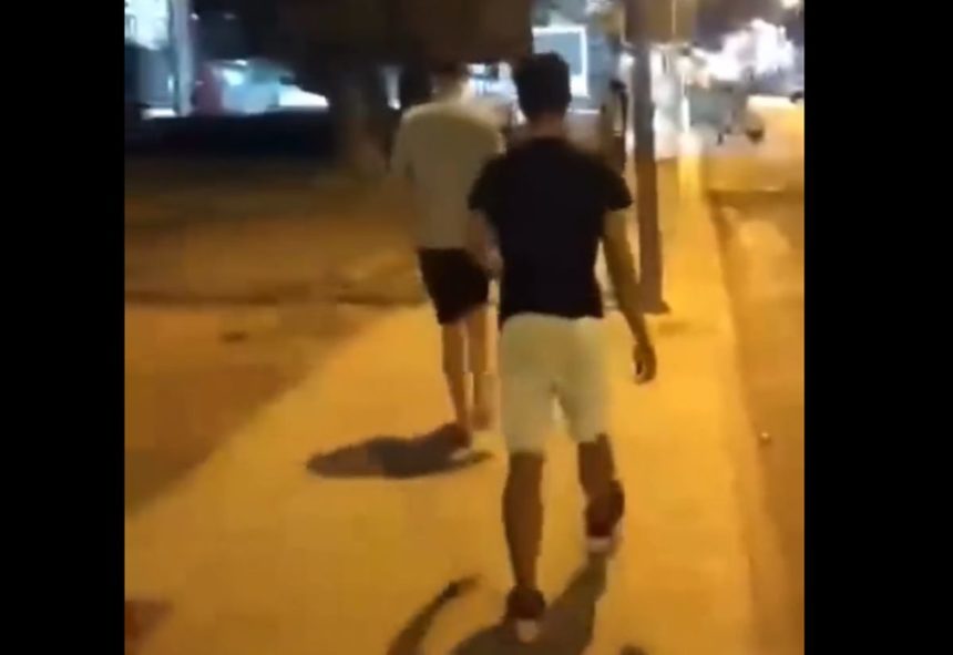 Un grupo de chicos 'juegan' a perseguir gente por la calle hasta que ocurre algo inesperado
