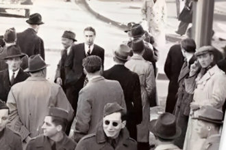 En esta foto puede haber un viajero en el tiempo: ¿habla por el móvil en 1943?