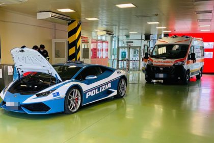 La Policía cruza el país en un Lamborghini para entregar dos riñones