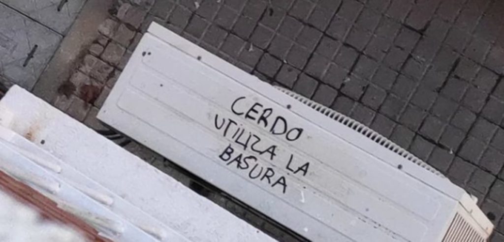 Harto de que le tiraran basura del piso de arriba, mandó un mensaje muy clarito