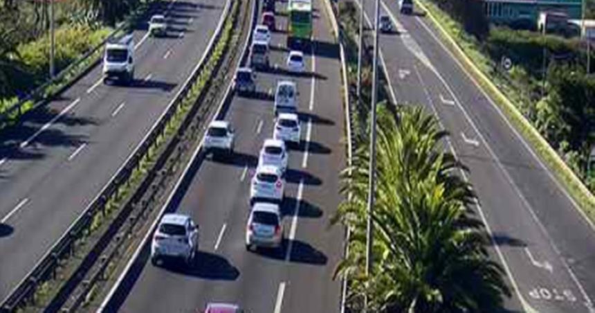 Dos accidentes paralizan las dos autopistas de Tenerife