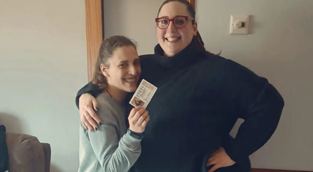 Carmen, con el décimo y Cristina tras conseguir una buena cantidad de dinero con el Gordo de la Lotería de Navidad
