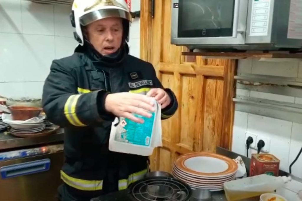 Tres quemados en un restaurante al explotar un bidón con alcohol mientras rellenaban una fondue