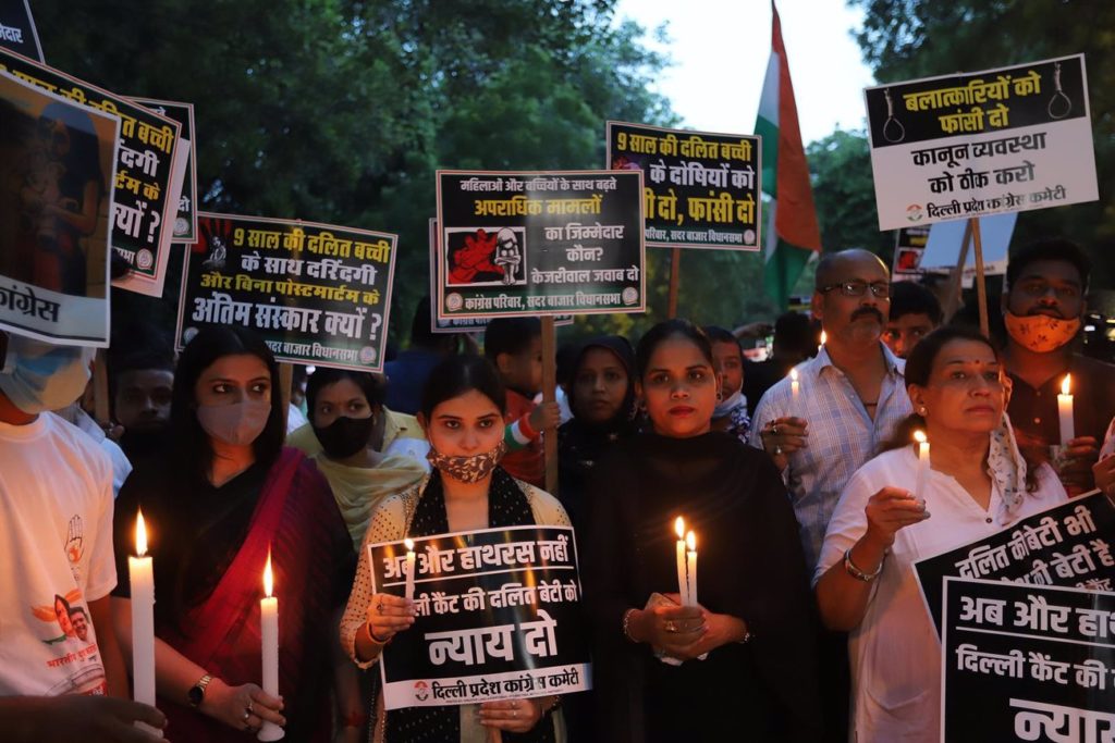 Ocho hombres detenidos en India por la violación en grupo de una niña de 16 años durante más de doce horas