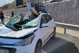 El neumático perdido de un camión destroza un coche en plena autopista en Tenerife