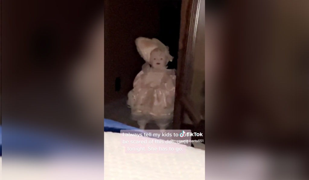 Gritas tras ver a una "muñeca diabólica" caminar sola en su habitación