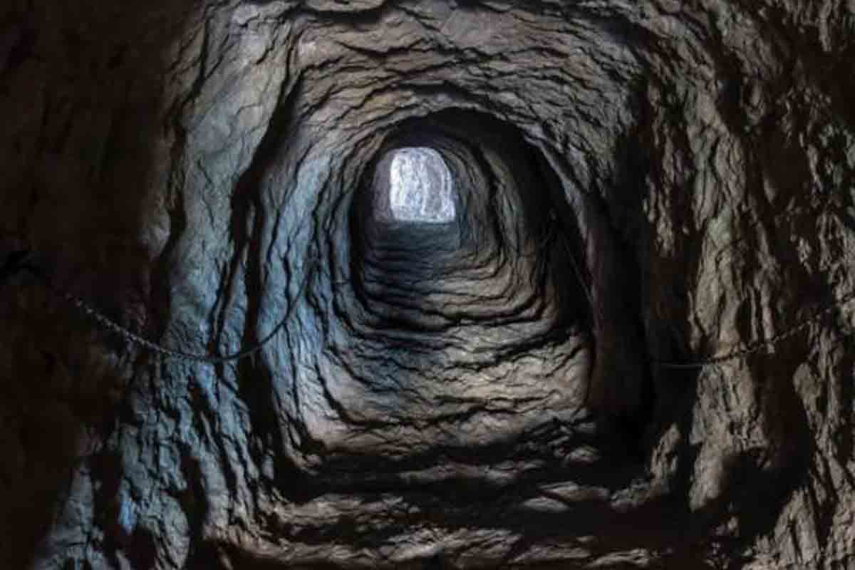 Descubrimiento túnel arqueólogos e investigadores