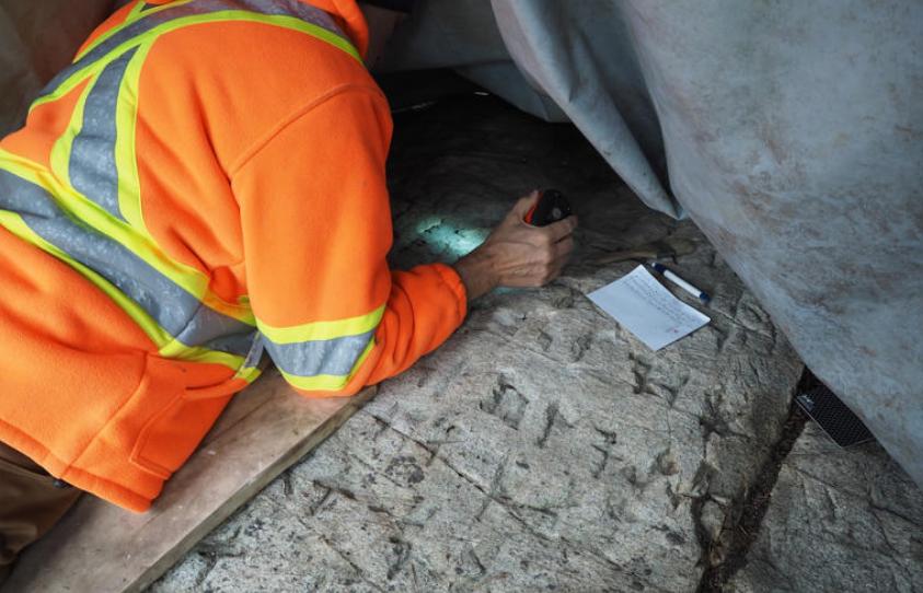 Unos expertos arqueólogos pasaron tres horas rastreando la roca en busca de pistas para descifrarla