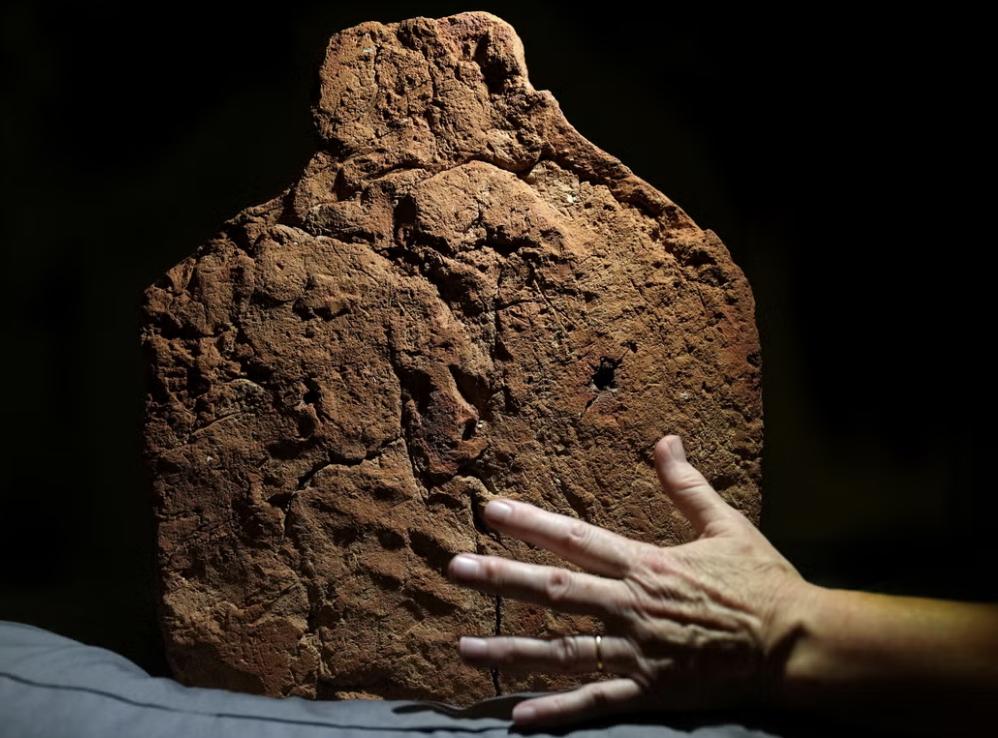 Una huella descubierta por los arqueólogos de mano egipcia de 4.000 años de antigüedad descubierta en una "casa del alma" en el Museo Fitzwilliam de Cambridge antes de su próxima exposición Made in Ancient Egypt