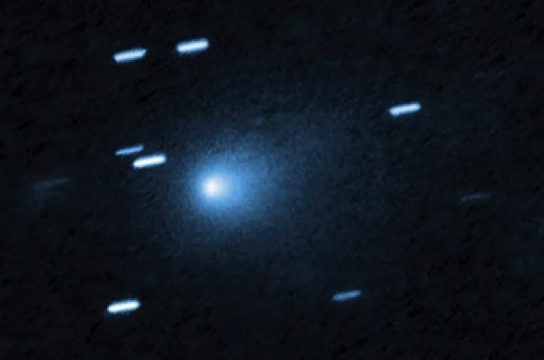 magen del cometa interestelar 3I/ATLAS atravesando el sistema solar, captada por el Telescopio Espacial Hubble por los astrónomos