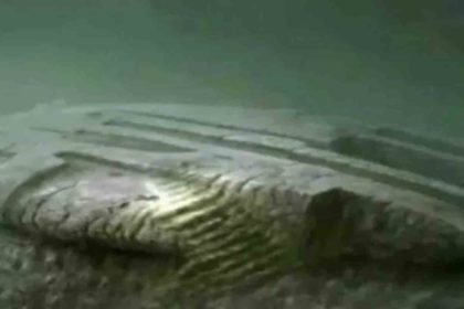 Estructura bajo el mar descubierta por los buzos