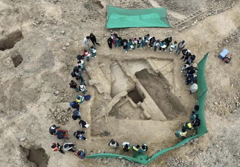 Lugar de excavación de los arqueólogos en Perú