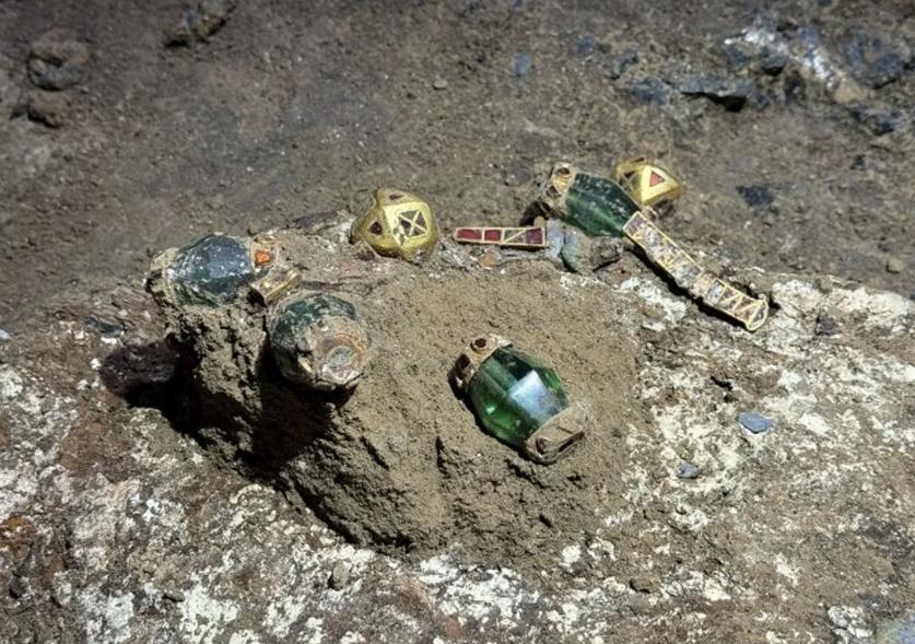 Objetos recuperados por los arqueólogos - SCIENCE