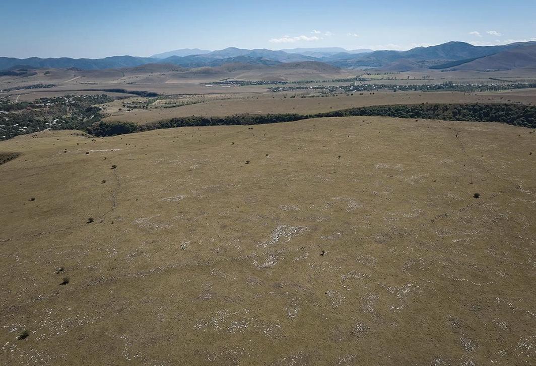 Campo abierto de las extensiones de la fortaleza descubierta por los arqueólogos - SCIENCE CER