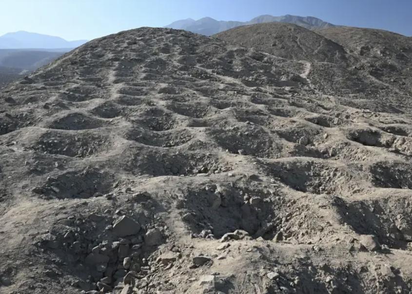 Los 5200 hoyos tienen entre tres y seis pies de ancho según los arqueólogos. Charles Stanish