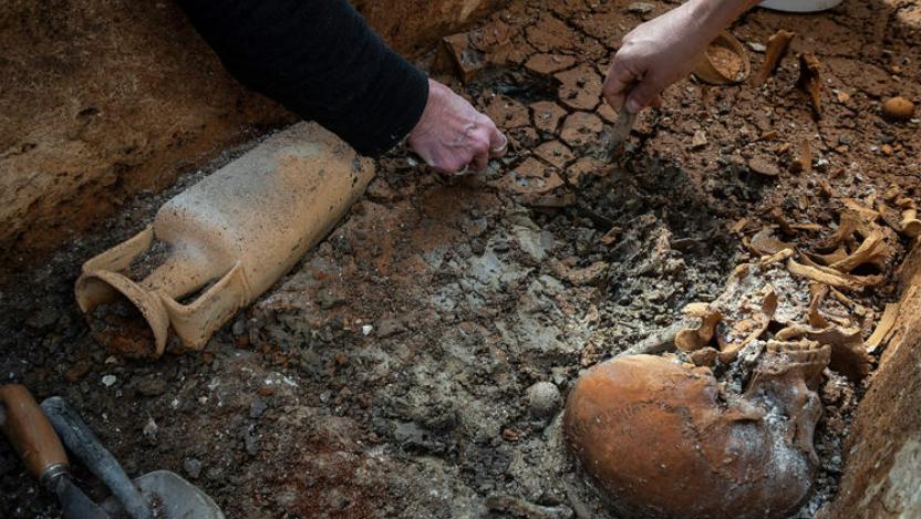 Restos encontrados por los arqueólogos en el sarcófago - SCIENCE