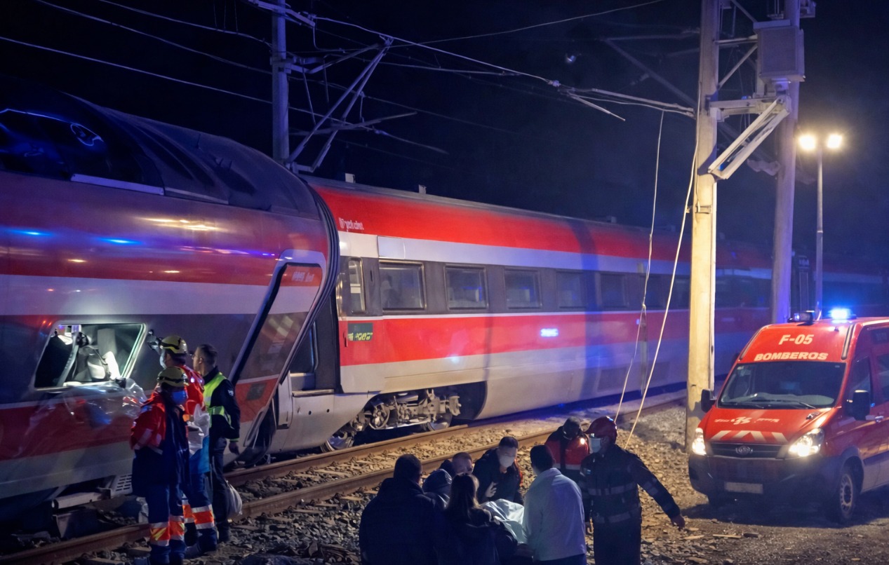 Descarrilamiento de trenes en Adamuz, Córdoba, con dos convoyes de alta velocidad accidentados, amplio despliegue de emergencias y rescate nocturno de pasajeros