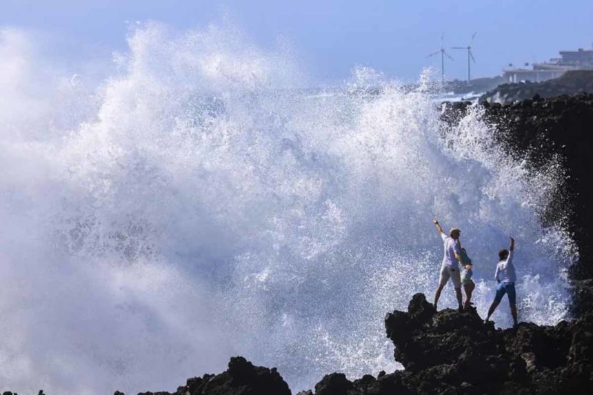 Oleaje fuerte en la costa de Canarias durante un episodio de mareas vivas