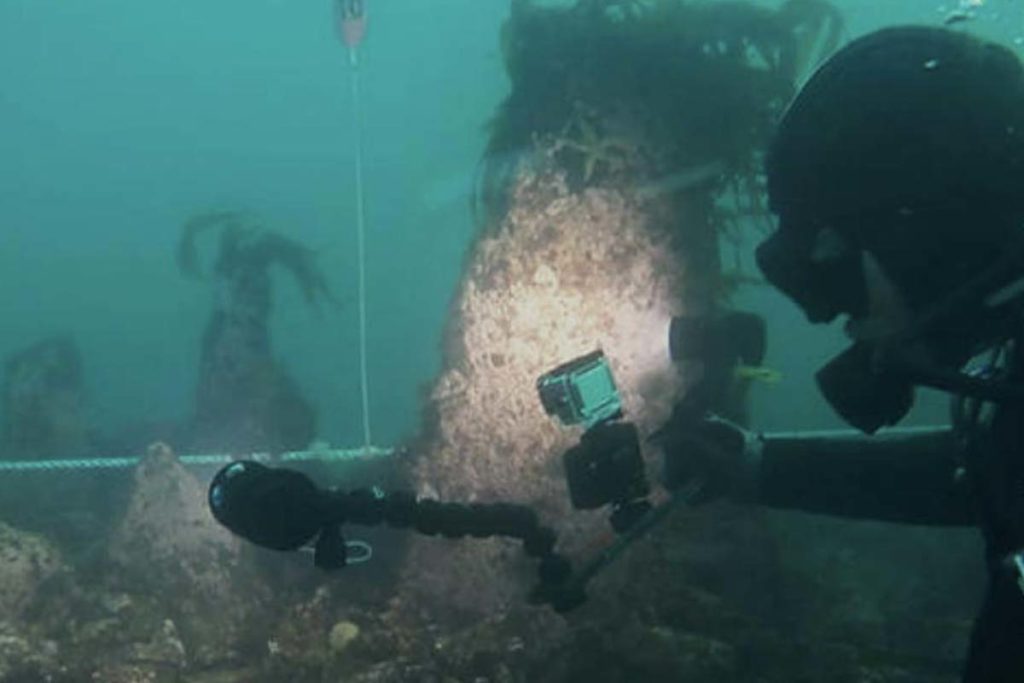 Arqueólogos en el fondo marino junto al descubrimiento - CER