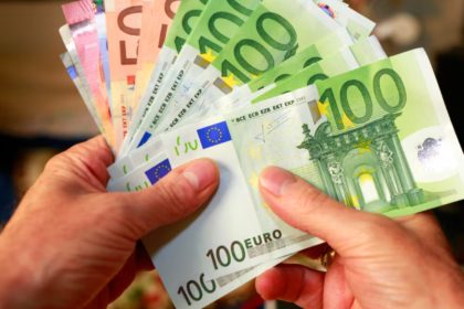 El salario mínimo interprofesional sube a 1.221 euros mensuales tras el acuerdo del Ministerio de Trabajo con los sindicatos