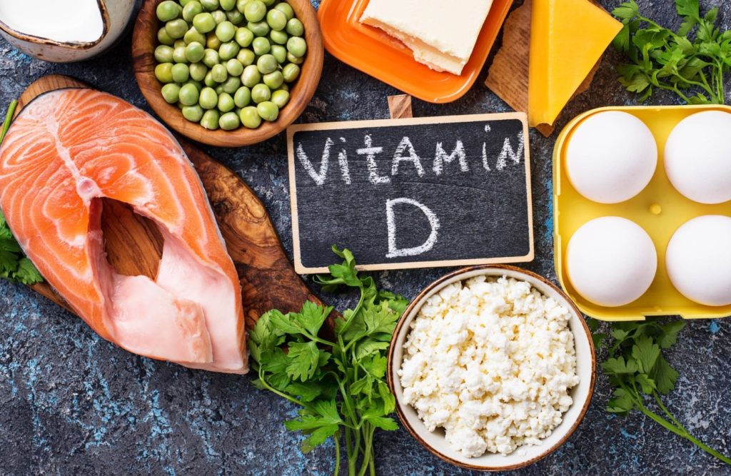 Alimentos ricos en vitamina D como pescado azul, huevos, lácteos fortificados y hongos ayudan a mantener niveles adecuados cuando hay pocos días de sol