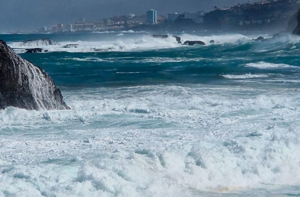 Costa y cumbres de Canarias con fuerte viento, mar alterada y presencia de calima durante una jornada bajo aviso amarillo por rachas intensas