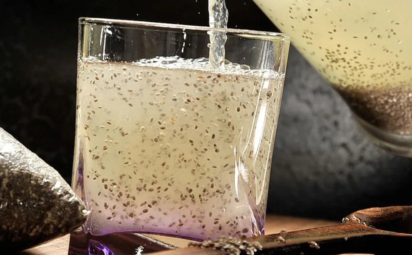 Vaso de agua de semillas de chía con limón sobre una mesa la bebida viral de las redes sociales que los expertos analizan por sus posibles beneficios para la salud intestinal y digestiva